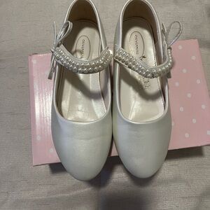 Chic Ivory Kids Dress Shoes with Pearl Accent